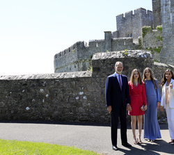 Sus Majestades los Reyes, la Princesa de Asturias y la Infanta Sofía, en el UWC Atlantic College de Gales