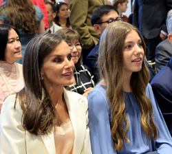 Sus Majestades los Reyes junto a la Infanta Sofía, durante el acto de graduación de la Princesa de Asturias
