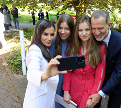 Sus Majestades los Reyes, la Princesa de Asturias y la Infanta Sofía, tras el acto de graduación de la Princesa de Asturias en el UWC Atlantic College