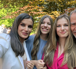 Sus Majestades los Reyes, la Princesa de Asturias y la Infanta Sofía, tras el acto de graduación de la Princesa de Asturias en el UWC Atlantic College