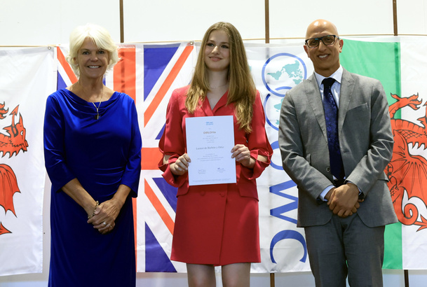 La Princesa de Asturias junto a la presidenta de la Junta de Gobierno, Jill Longson y el director del UWC Atlantic College, Naheed Bardai
