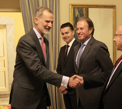 Su Majestad el Rey recibe el saludo del presidente de la Cámara de Comercio de España y presidente de honor del Foro de Marcas Renombradas Españolas, 