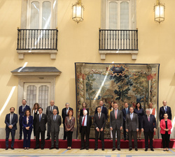 Fotografía de grupo de Su Majestad el Rey con los asistentes a la reunión