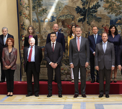 Fotografía de grupo de Su Majestad el Rey con los asistentes a la reunión