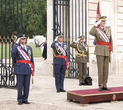 Su Majestad el Rey a su llegada al Palacio Real de Aranjuez durante la interpretación del Himno Nacional