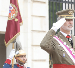 Su Majestad el Rey a su llegada al Palacio Real de Aranjuez durante la interpretación del Himno Nacional