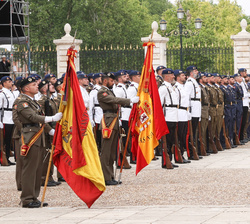 Su Majestad el Rey frente a la Enseña Nacional durante la revista a la fuerza