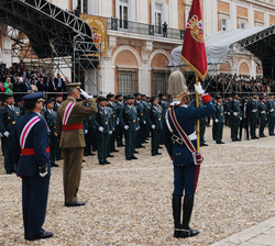 Su Majestad el Rey recibe novedades tras pasar revista a la fuerza en formación