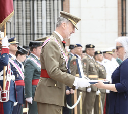 Su Majestad el Rey entrega un recuerdo a un familiar del brigada Caballero Legionario Fadrique obtuvo la concesión de la Cruz Laureada de San Fernando