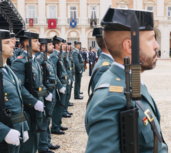 Su Majestad el Rey en la Tribuna Real frente a una Compañia de la Guardia Civil