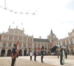Su Majestad el Rey durante el toque de oración y el sobrevuelo de la Patrilla "Águila" en el acto Homenaje a los que dieron su vida por Espa