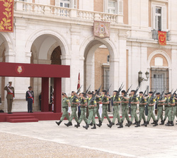 Su Majestad el Rey en la Tribuna Real al paso de la 7ª Compañía de la II Bandera del Regimiento de Infantería "Nápoles" nº 4 de paracaidista