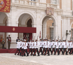 Su Majestad el Rey en la Tribuna Real al paso de una seccion de la Agrupación de Infantería de Marina de Madrid, en representación de la Armada