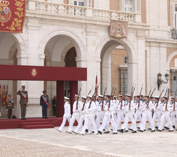 Su Majestad el Rey en la Tribuna Real al paso de una seccion de marinería del Cuartel General de la Armada, en representación de la Armada