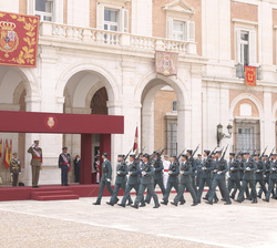 Su Majestad el Rey en la Tribuna Real al paso de una Compañía del Grupo de Reserva y Seguridad nº 1 de Madrid, en representación de la Guardia Civil