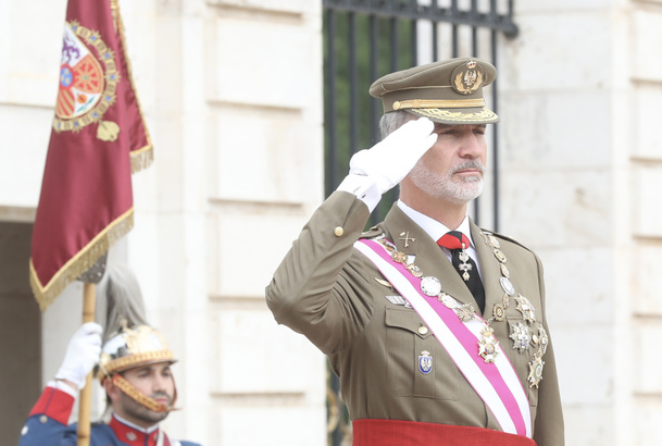 Su Majestad el Rey a su llegada al Palacio Real de Aranjuez durante la interpretación del Himno Nacional
