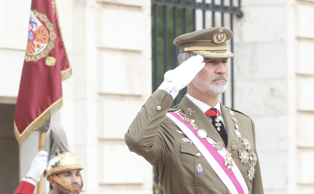 Su Majestad el Rey a su llegada al Palacio Real de Aranjuez durante la interpretación del Himno Nacional