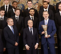Su Majestad el Rey junto a los integrantes del equipo de baloncesto del Real Madrid, con la copa de campeón de la Euroliga 2022-2023