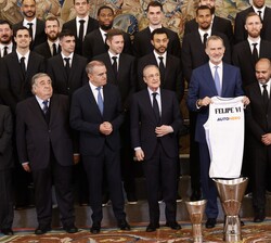 Don Felipe junto a los jugadores con la camiseta quee lleva su nombre