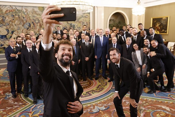 Momento durante la audiencia de Don Felipe con los jugadores del equipo de baloncesto del Real Madrid, campeón de la Euroliga 2022-2023