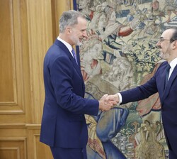 Don Felipe recibe el saludo del presidente ejecutivo de CAF-Banco de Desarrollo de América Latina, Sergio Díaz-Granados