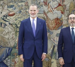 Su Majestad el Rey junto al presidente ejecutivo de CAF-Banco de Desarrollo de América Latina, Sergio Díaz-Granados