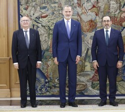 El Rey junto al presidente ejecutivo de CAF-Banco de Desarrollo de América Latina, Sergio Díaz-Granados, y acompañantes