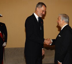 Su Majestad el Rey con el profesor Giovanni Muto