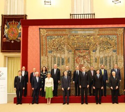 El Rey con autoridades, los Miembros del Jurado y el profesor Giovanni Muto