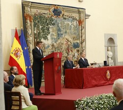 El Rey en la mesa presidencial durante el desarrollo del acto de entrega de la V edición del Premio de Historia Órdenes Españolas