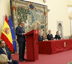 Intervención del vocal adjunto de la Real Academia de la Historia y miembro del Jurado, Luis Antonio Ribot, que pronuncia la laudatio del premiado