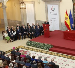 El profesor Giovanni Muto agradeció esta distinción con unas palabras