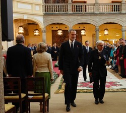 El Rey junto al al profesor Giovanni Muto al finalizar el acto de entrega de la V edición del Premio de Historia Órdenes Españolas