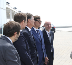 Su Majestad el Rey conversa a su llegada al acto con las autoridades que le recibieron