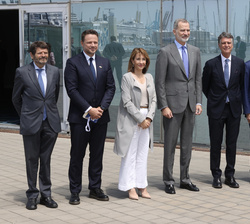 Fotografía de grupo de Su Majestad el Rey con las autoridades y el galardonado