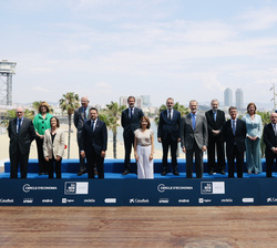 Fotografía de grupo de Su Majestad el Rey con las autoridades, el galardonado, los directivos del Cercle d'Economía y patrocinadores