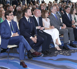 Su Majestad el Rey en primera fila de asientos al comienzo del acto