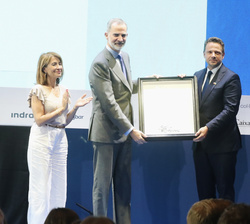 Su Majestad el Rey tras la entrega el “Premio a la Construcción Europea 2023” del Cercle d’Economía a Rafal Trzaskowski, alcalde de 