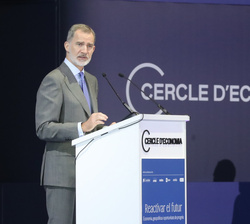 Su Majestad el Rey durante su intervención en la entrega del “Premio a la Construcción Europea 2023” del Cercle d’Economía
