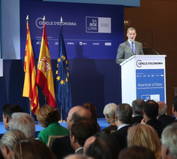 Su Majestad el Rey durante su intervención en la entrega del “Premio a la Construcción Europea 2023” del Cercle d’Economía