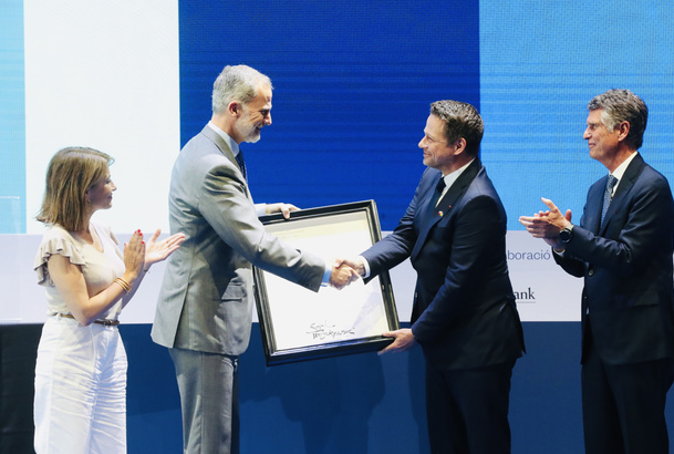 Su Majestad el Rey entrega el “Premio a la Construcción Europea 2023” del Cercle d’Economía a Rafal Trzaskowski, alcalde de Varsovia