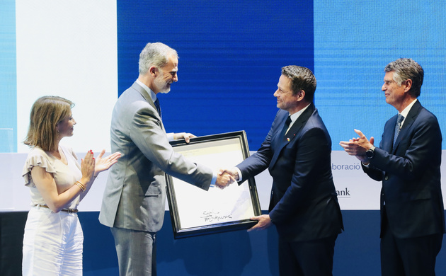 Su Majestad el Rey entrega el “Premio a la Construcción Europea 2023” del Cercle d’Economía a Rafal Trzaskowski, alcalde de Varsovia 