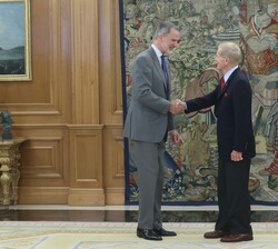 Don Felipe recibe el saludo de Bill Nelson, administrador de la NASA