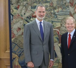 Su Majestestad el Rey junto al administrador de la NASA, Bill Nelson