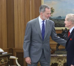 Don Felipe y Bill Nelson, se dirigen al despacho del Rey