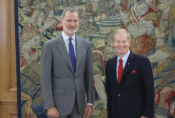 Su Majestestad el Rey junto al administrador de la NASA, Bill Nelson