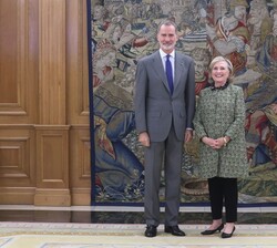 Su Majestad el Rey junto a la ex secretaria de Estado de los Estados Unidos de América, Hillary Clinton