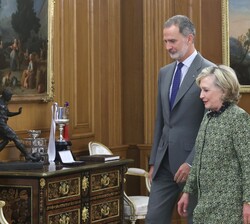 Don Felipe y Hillary Clinton, se dirigen al despacho del Rey