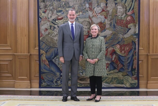 Su Majestad el Rey junto a la ex secretaria de Estado de los Estados Unidos de América, Hillary Clinton