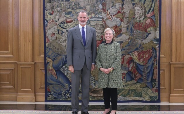 Su Majestad el Rey junto a la ex secretaria de Estado de los Estados Unidos de América, Hillary Clinton